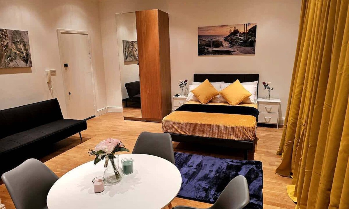 North Kensington Condo | Elegant Spacious London Flat C