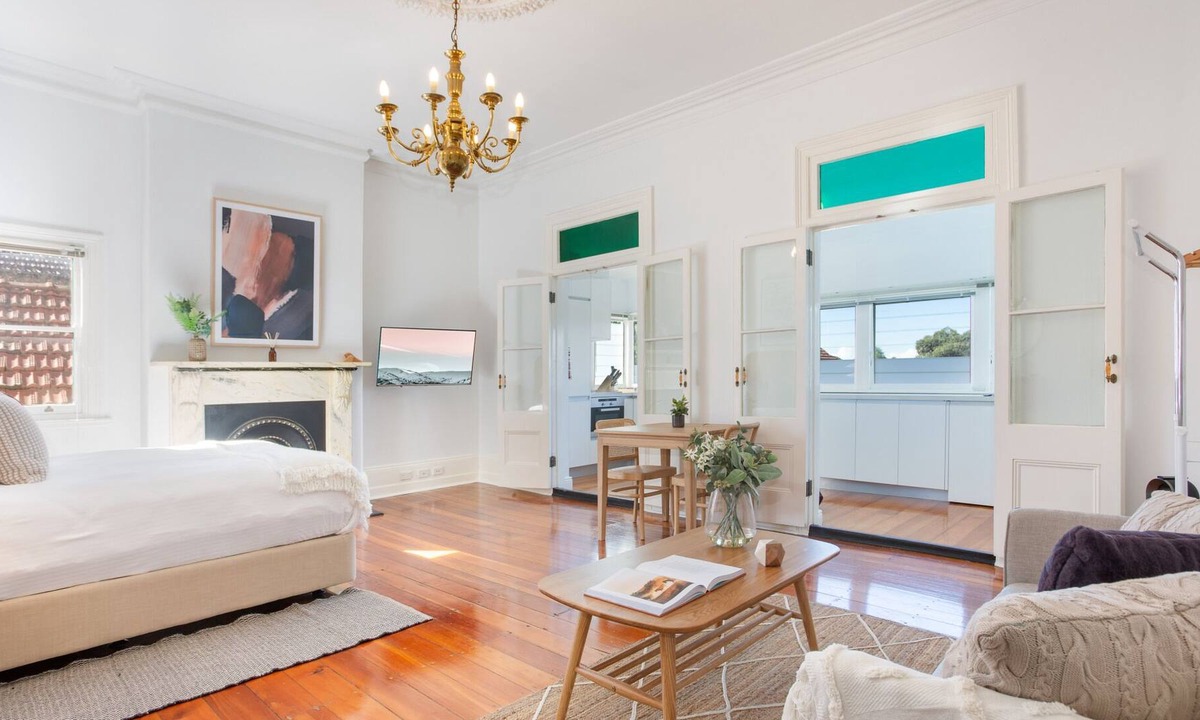 Petersham Apartment | Elegant Studio with Sunny Kitchen 25 min from CBD
