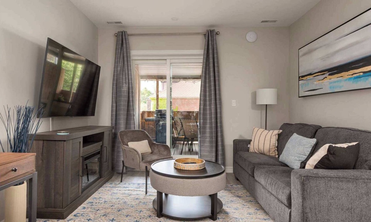 Leslieville Hotel | Elegant Suite w Patio, BBQ Grill!
