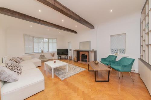 Canons House | Elegant Tudor Venue