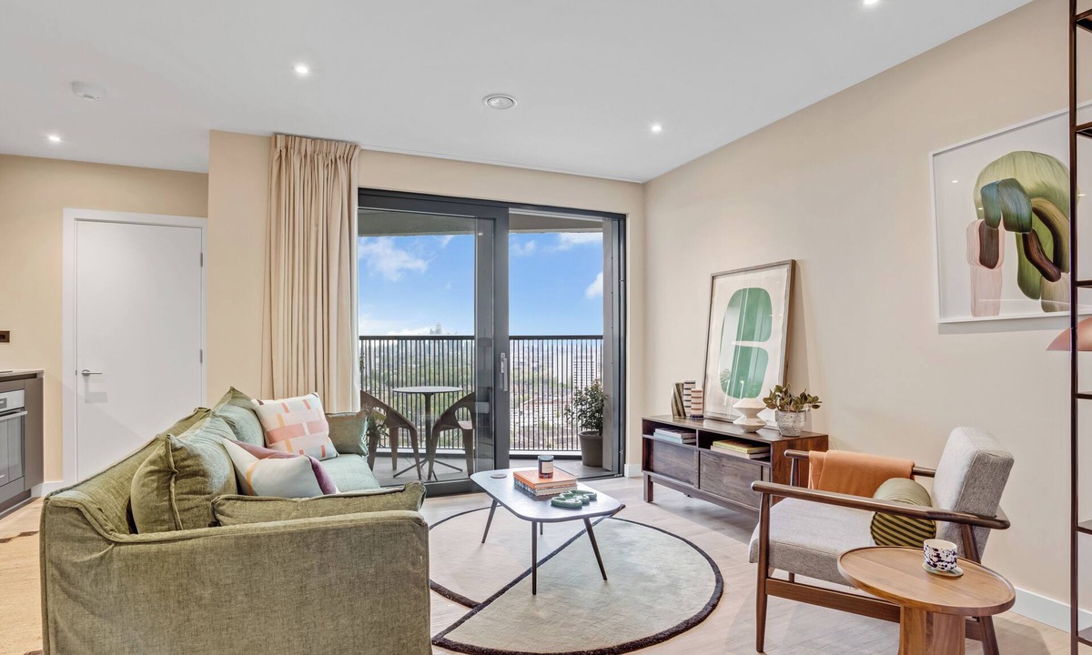 Bromley North Apartment | Elegant two-bedroom flat with a spacious balcony