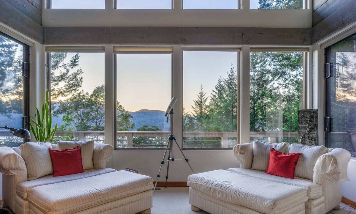 Eastsound House | Elegant Water View, Walk to Moran State Park, Kayak, Trails, Rosario Resort, Minutes to Town