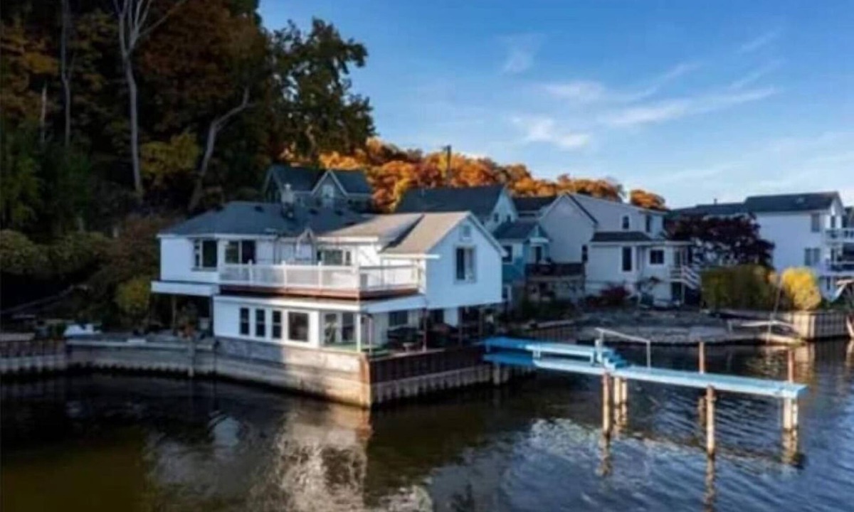 East Irondequoit House | Elegant Waterfront Bay Home