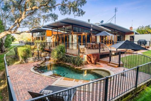 Moama House | Elements - Echuca Holiday Homes