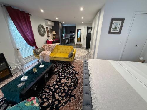 Astoria Heights Apartment | Eleni’s Charming Studio