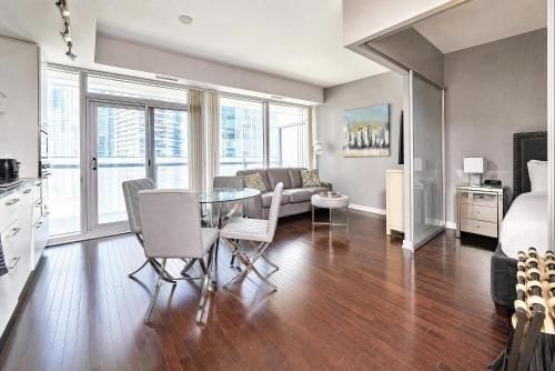 Toronto Entertainment District Apartment | Elevate Stay Queen Duo Suite - Prime Location