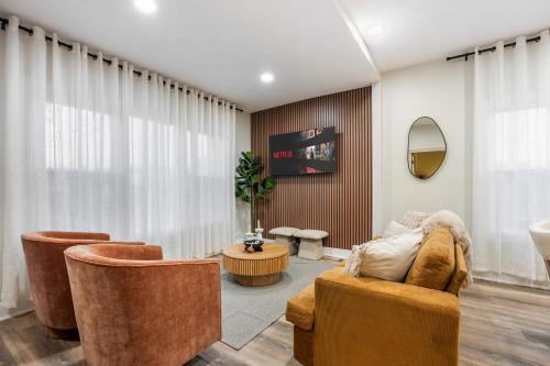 Oak Park House | Elevated Gem - Sleeps 12 - 20 mins to Downtown Chicago