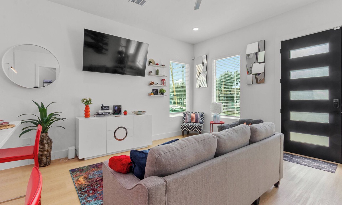 Southeast Houston House | Elevated Luxury 3BR Mins to NRG Med Center Downtown GRB