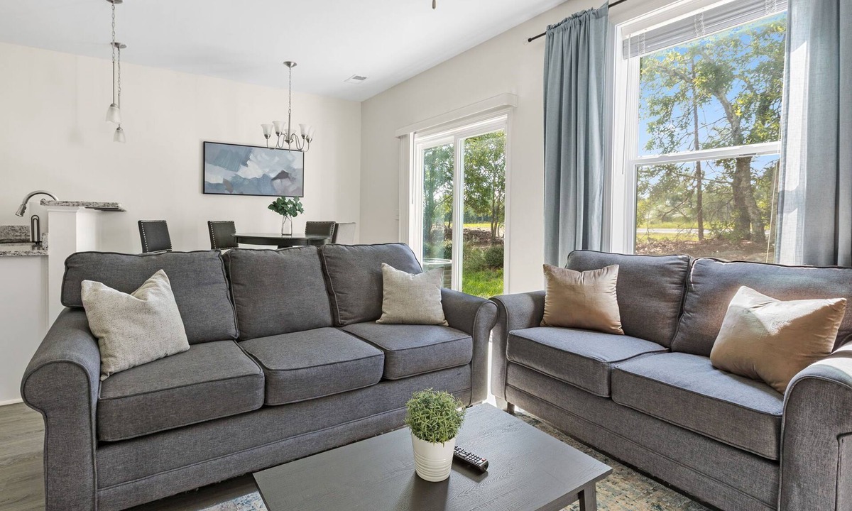Huntcliff House | Elgin Enclave- Sleeps 6 - 12 min from Fort Jackson - EV Charger & Pet Friendly!