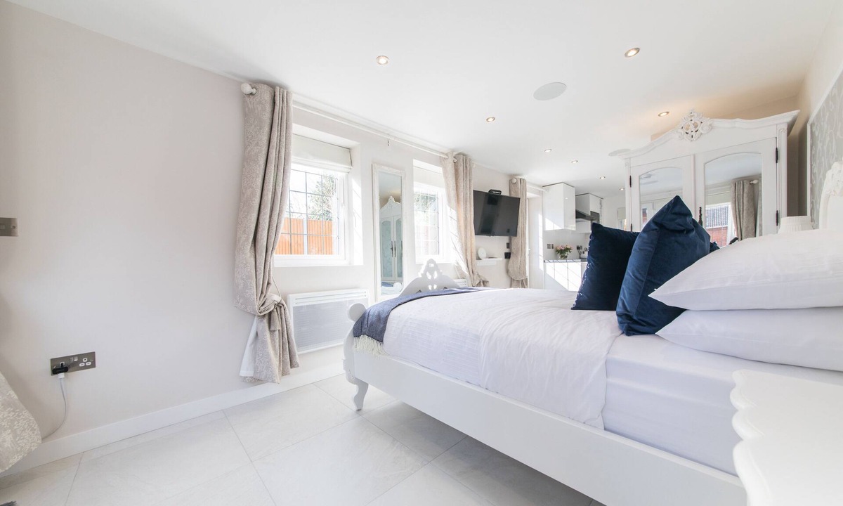 Little Holland House | Elimonn Bloom