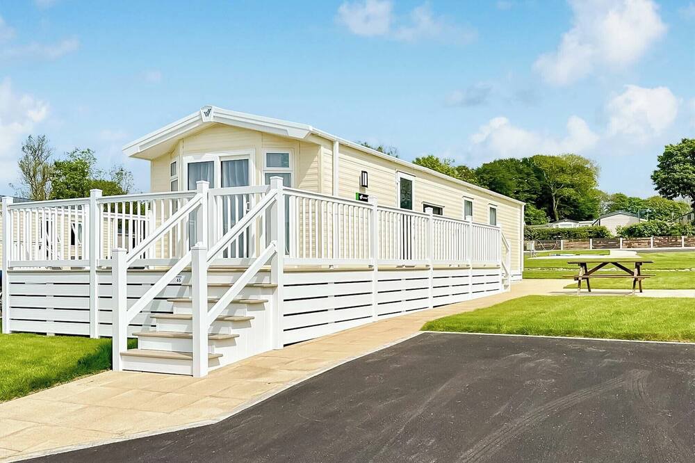Cross Inn House | Elite 3 Bed with Decking
