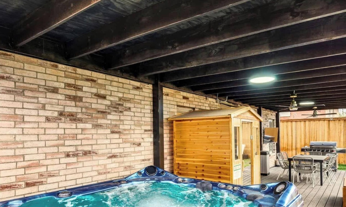 South Arlington House | Elite 5BR/3.5B Home with Game Room, Hot Tub, & Sauna