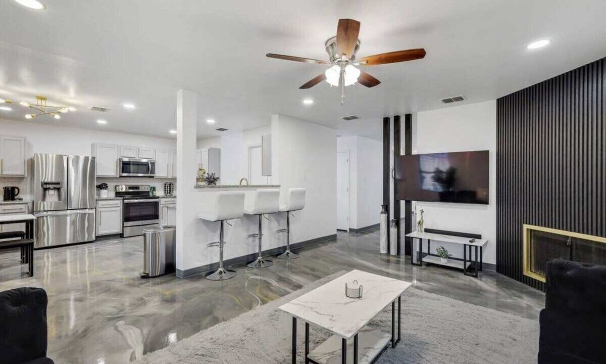 South Arlington Cottage | Elite 5BR Home With Game Room, Hot Tub, & Sauna