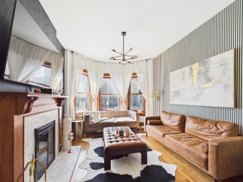 Wrigleyville Apartment | Elite Art Deco Duplex Garage