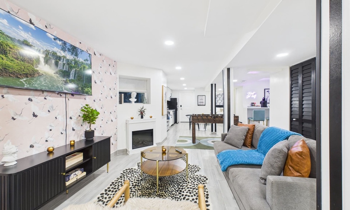Wrigleyville Apartment | Elite high style 2BR Art Deco sanctuary.