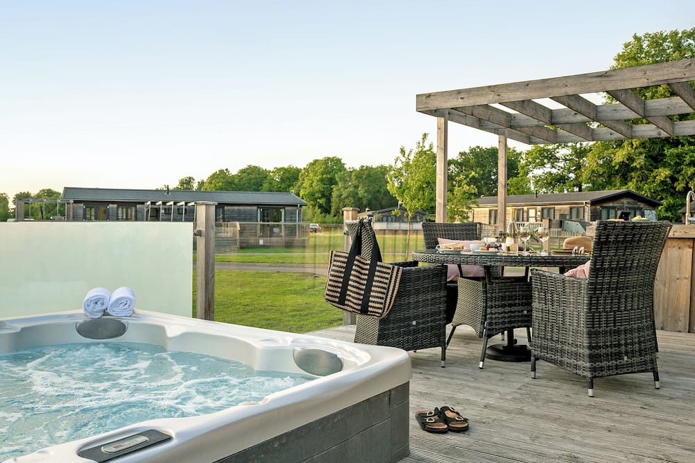 Bury St Edmunds Ski Chalet | Elite Plus Spa Lodge 3