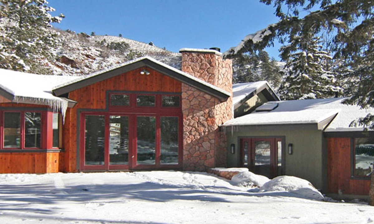 Woodland Park Cabin | Elite winter retreat, hot tub, 2 fireplaces, Ice skating on the village pond.