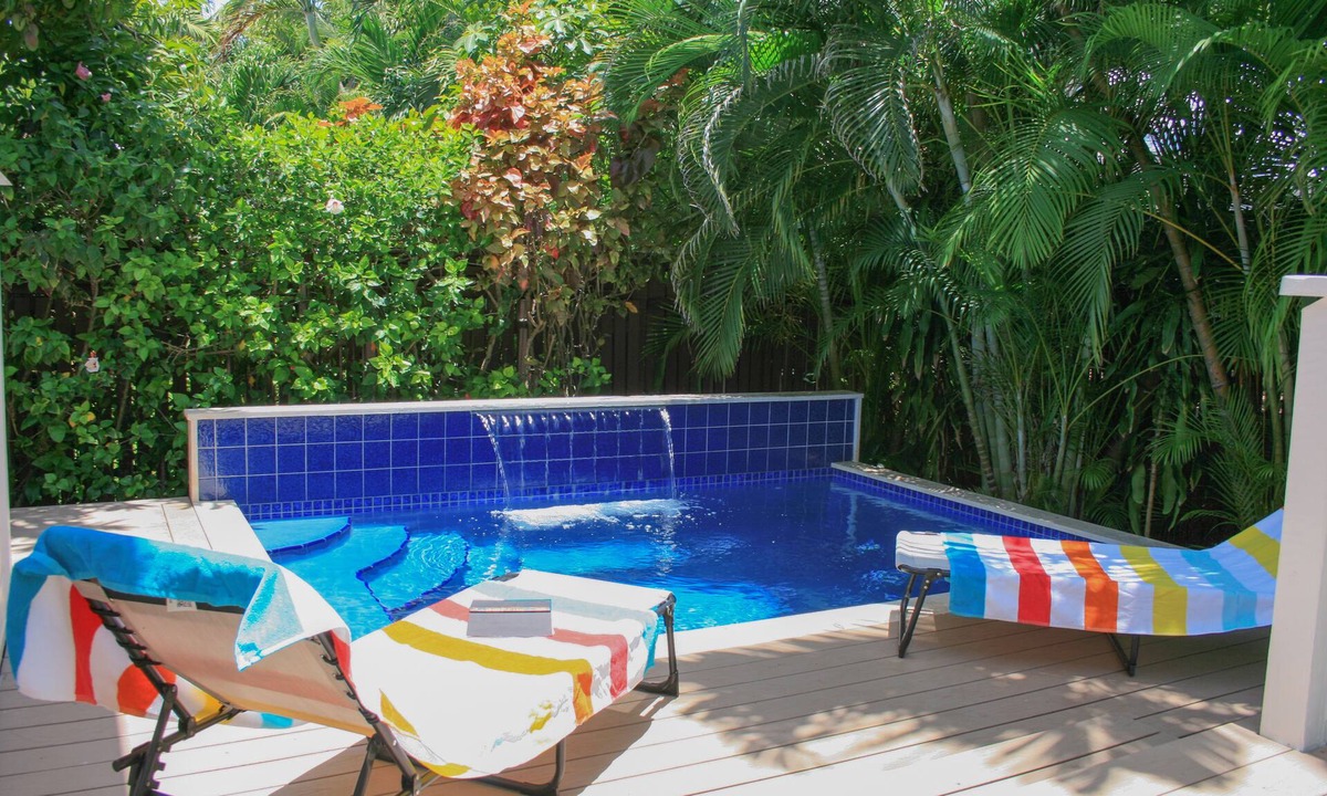 The Meadows House | Eliza Street Retreat, 2 bedroom, 2 bathrm, + loft, private pool, great location
