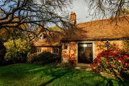 Burnham-on-Crouch House | Elizabethan Manor House - Sleeps 2-4 - Parking