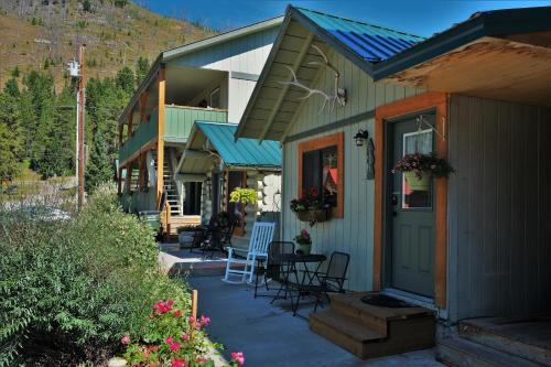 Cooke City-Silver Gate Hotel | Elk Horn Lodge Motel and Cabins
