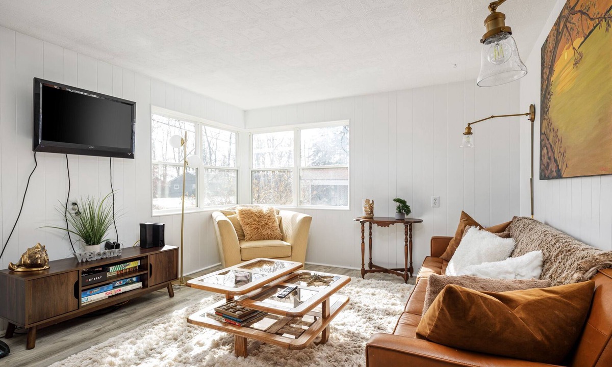 Elk Rapids House | Elk Rapids Bungalow | Garden | Firepit | AC