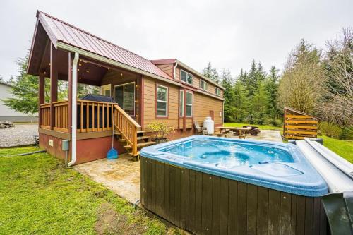 Forks Apartment | ElkCreek Inn Creekside tiny home