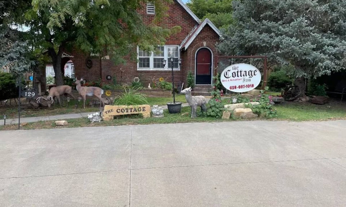 Elkhart Cottage | Elkhart's Historic and Comfy Cottage Inn