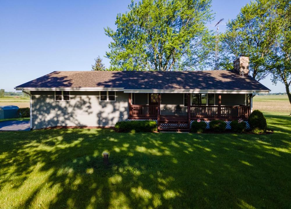 Lake Geneva House | Elkhorn 3 Bedroom 2 Bathroom Log Cabin Sleeps 8 - Lincoln Log Cabin