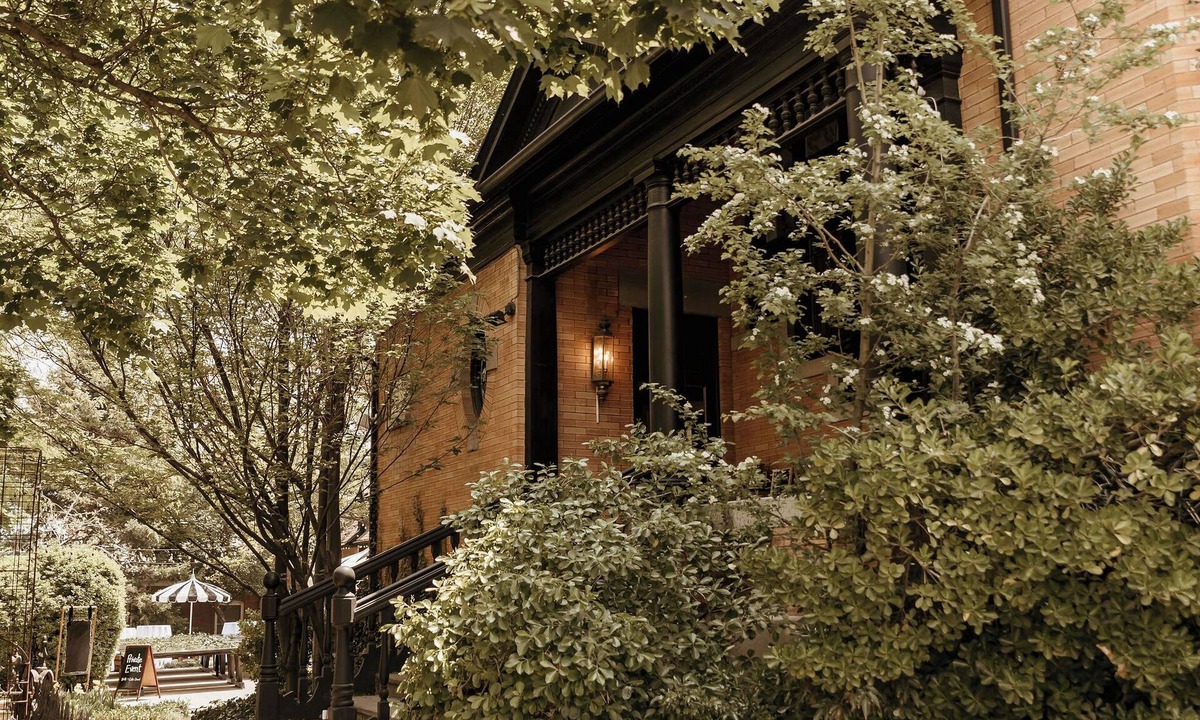 Lower Avenues Bed & Breakfast | Ellerbeck Mansion Bed & Breakfast