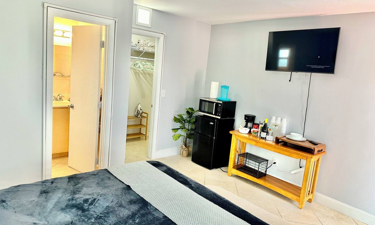 Oakland Park Apartment | Elles King Bedroom.