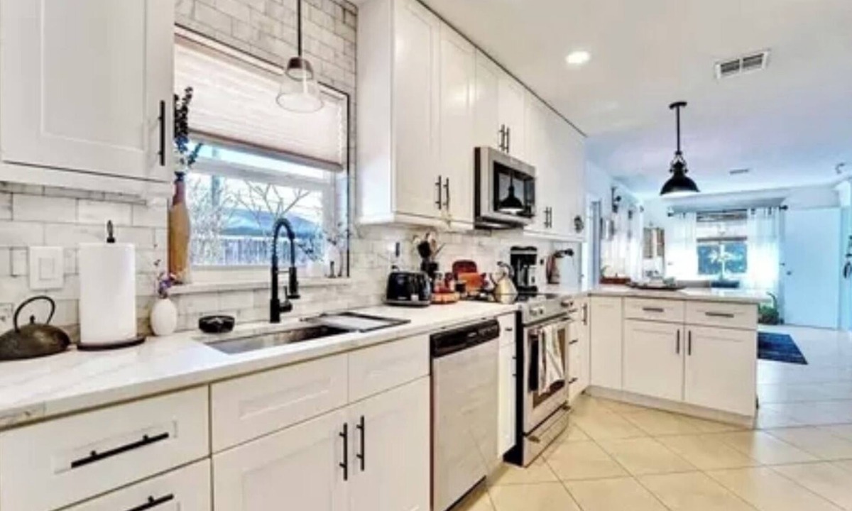 Oakland Park House | Elle’s Place. Nice, Quiet and Cozy.