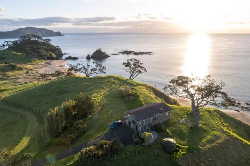 Rawhiti House | Elliot Bay - Hilltop Flat