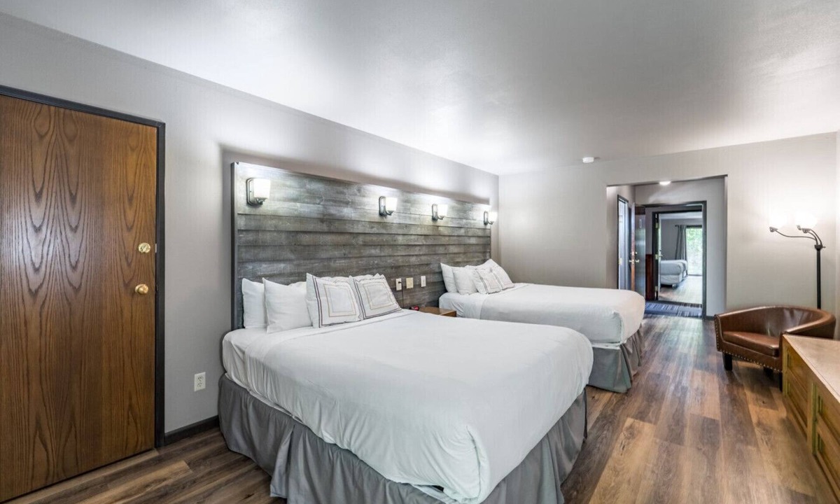 Rib Mountain Bed & Breakfast | Elm Double Queen Room @ the Inn