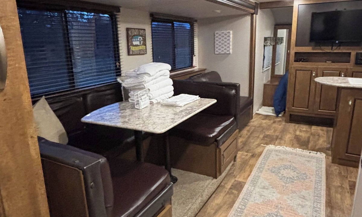 Carmine House | Elm Grove Camper- Less than 3 miles from Round Top proper