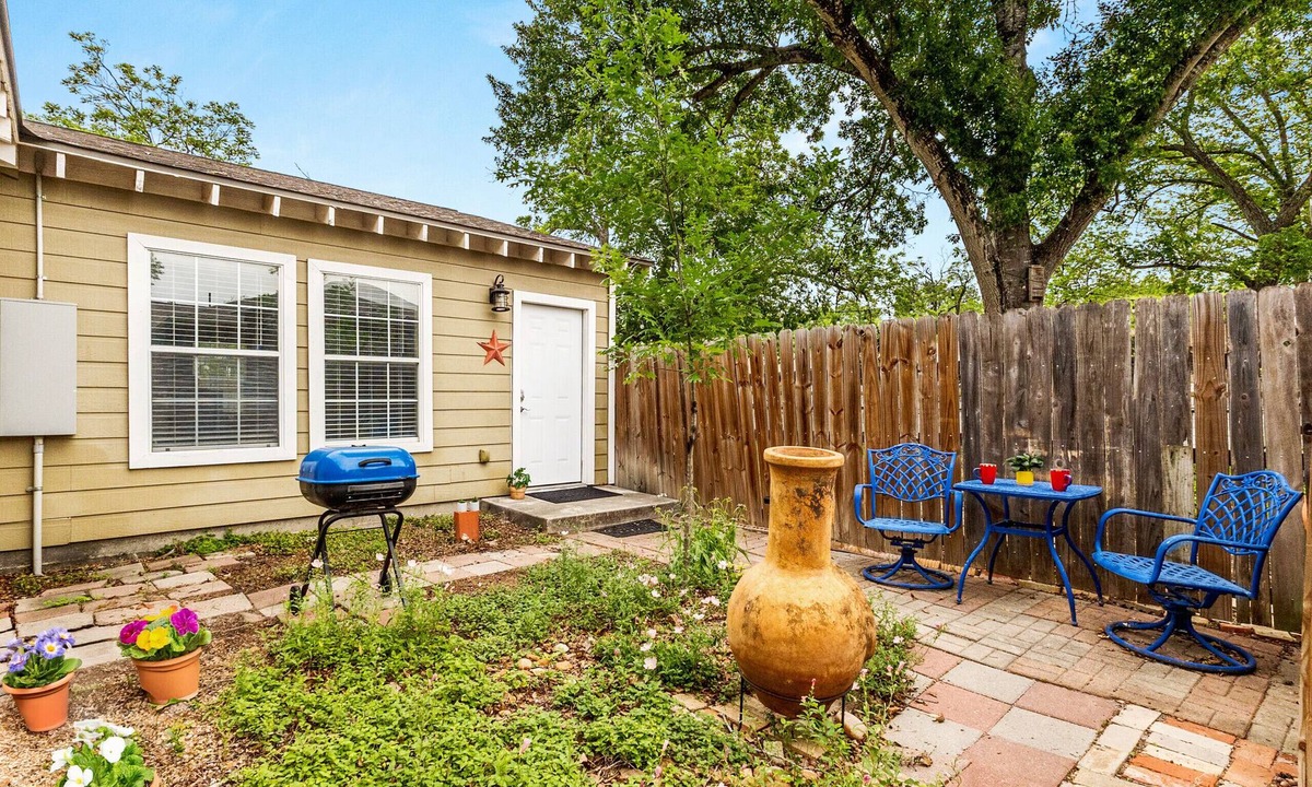 Seguin Ski Chalet | Elm Street Bungalow, Cozy Pet-Friendly Stay