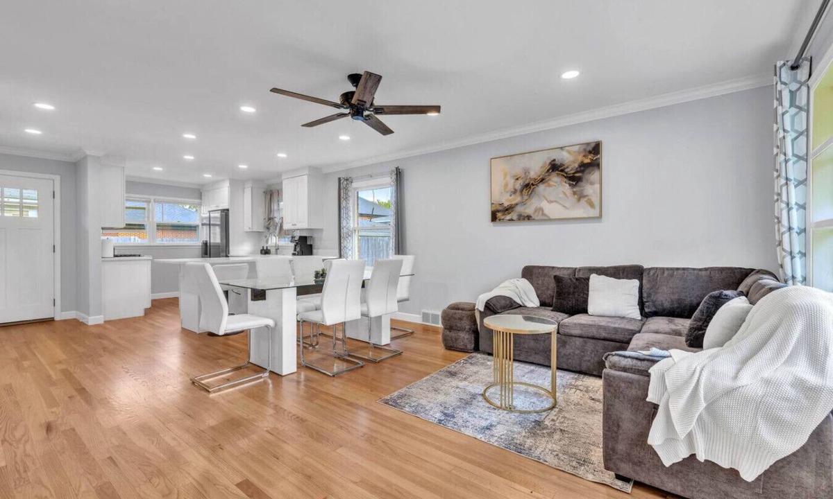 Elmhurst House | Elmhurst Gem – Ideal Mid-Term Rental, Top Location