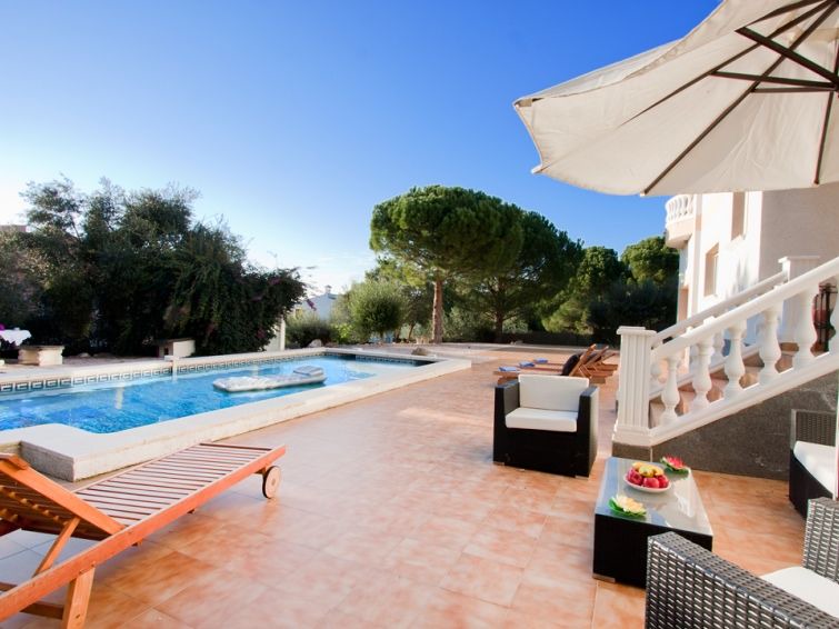 Pau Villa | els Olivars Holiday Home, Sleeps 10 with Pool, Air Con and Free WiFi