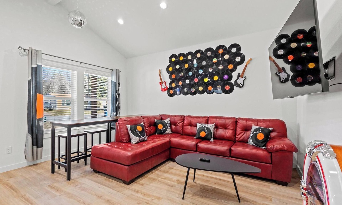 Denison House | Elvis bedroom ✦ smart TVs ✦ prvt yard✦ pets ok✦ washer/dryer