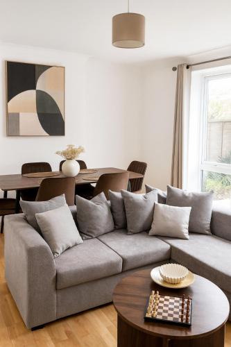 Shadwell Apartment | Elysian Nights- Palm Garden Modern 3- Bedroom retreat in Central London