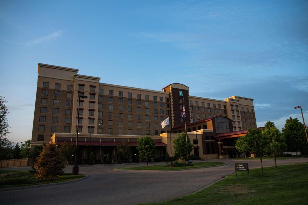 Brooklyn Center Hotel | Embassy Suites by Hilton Minneapolis North