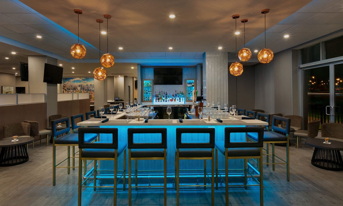 Pointe Claire Hotel | Embassy Suites by Hilton Montreal Airport