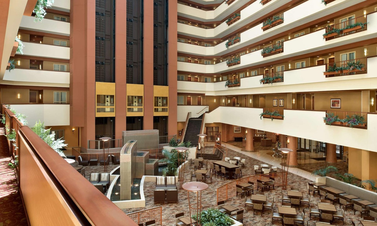 Peoria Hotel | Embassy Suites by Hilton E Peoria Riverfront Conf Center