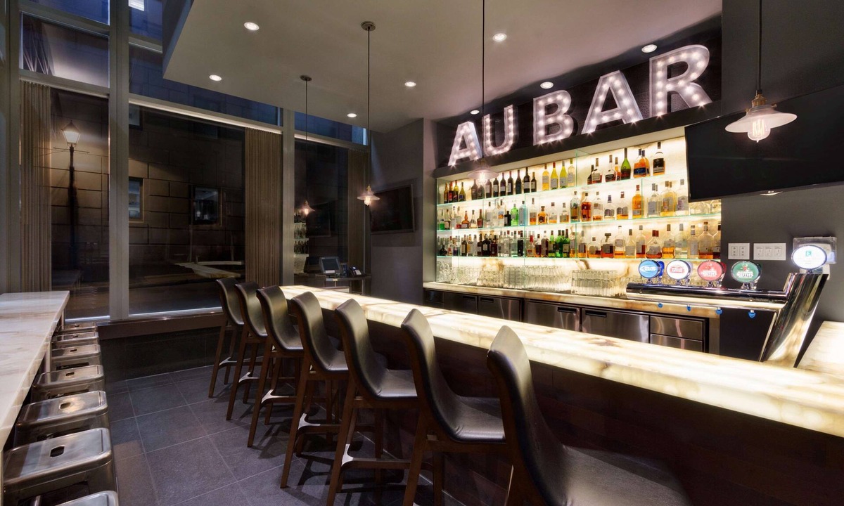 International District Hotel | Embassy Suites Montréal by Hilton
