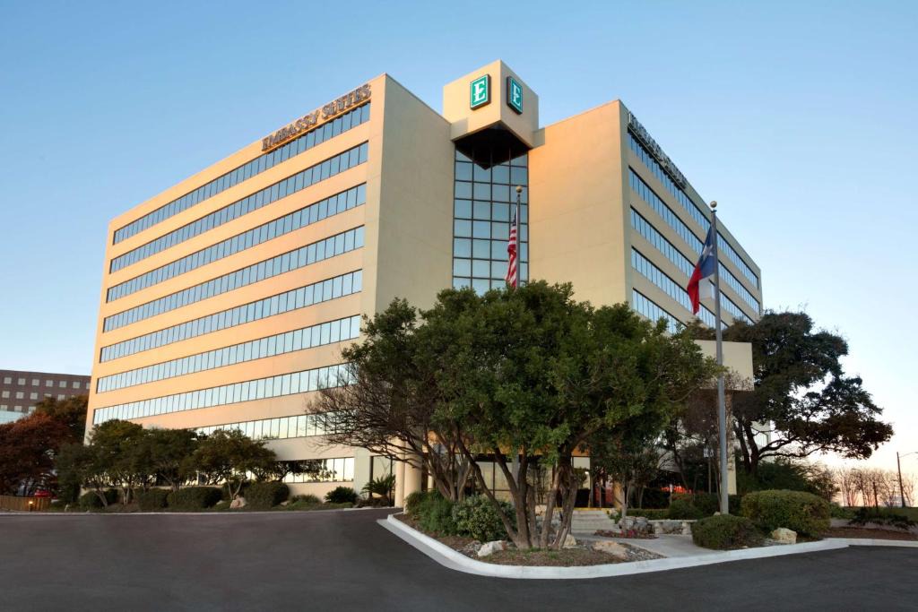 North San Antonio - SAT Hotel | Embassy Suites San Antonio Airport