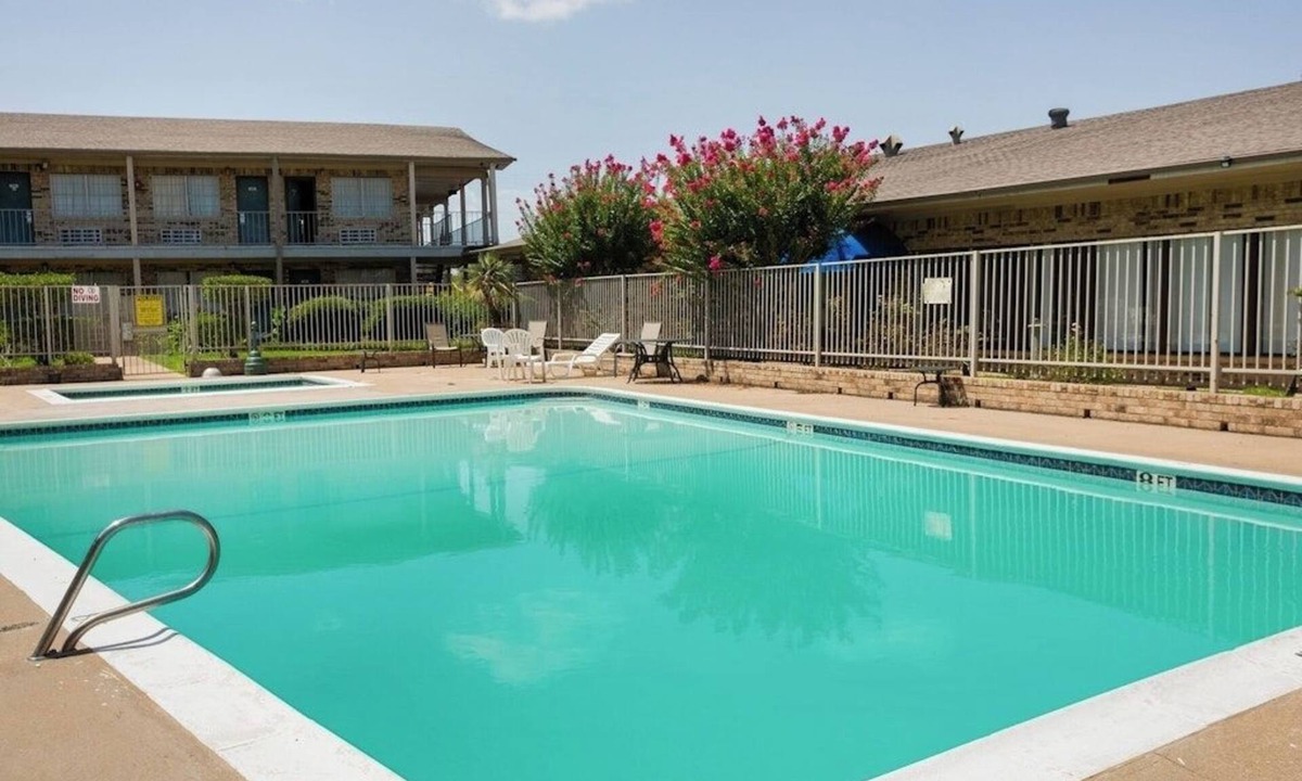 Tyler Hotel | Embrace Tyler’s Charm Near Caldwell Zoo in 2 Modern Double Rooms