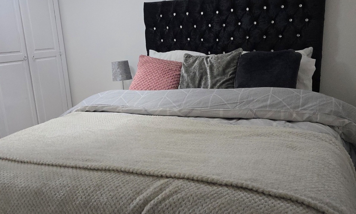 Custom House House | Emerald Apartment With Triple A Star Proximity