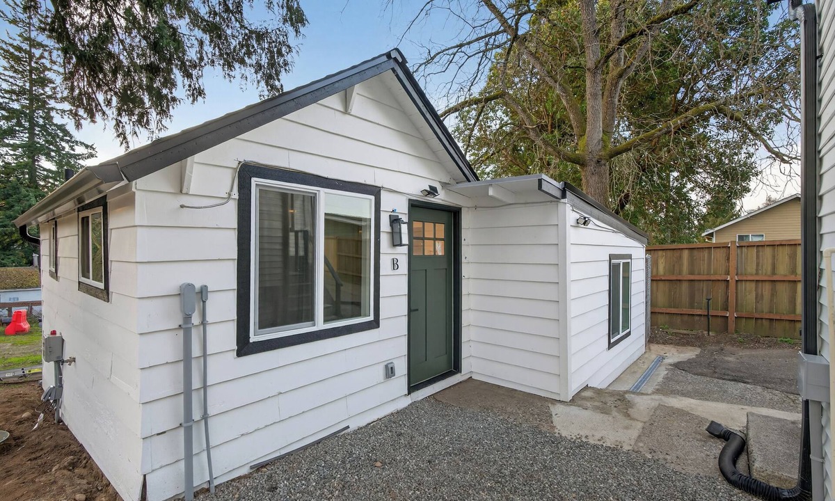 Highline House | Emerald City Jungle Escape - Private Yard, AC, Sleeps 3, close to stadiums