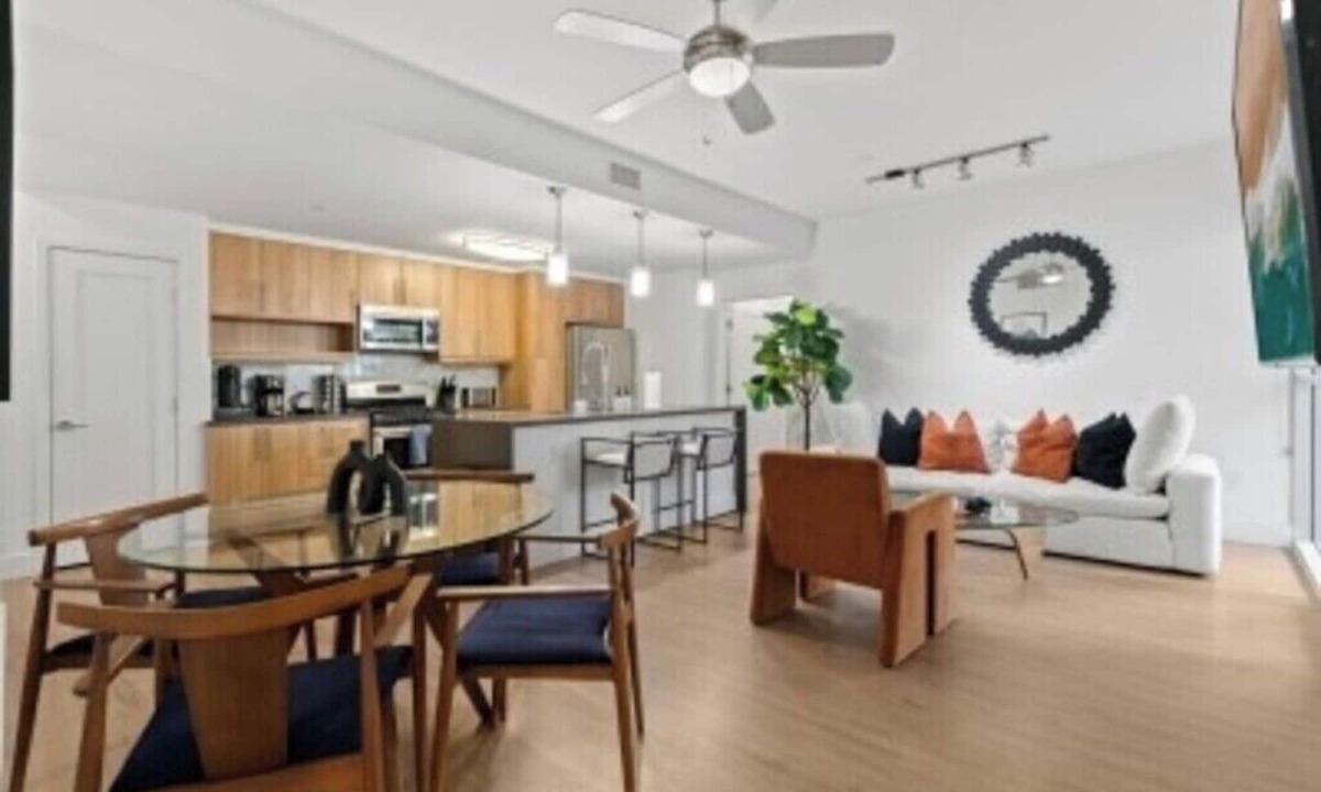 Downtown Bed & Breakfast | Emerald Garden' Upscale & Serene Retreat Walk to Beach Pool Gym Jacuzzi