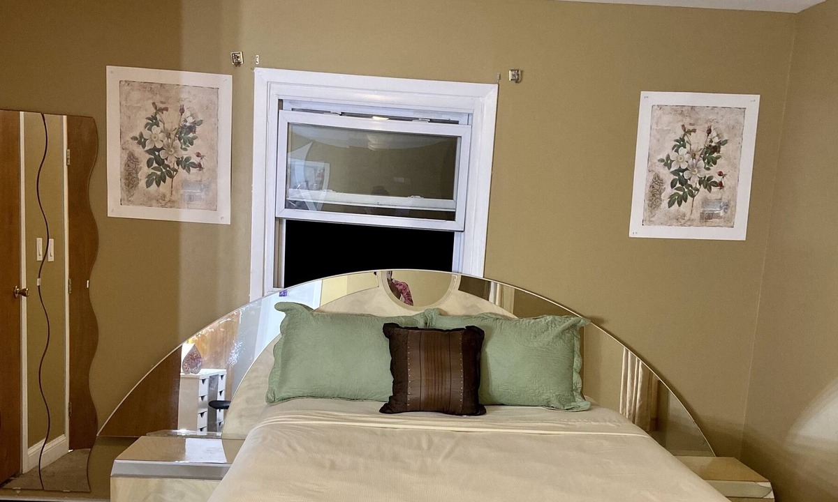 Amityville House | Emerald glam room