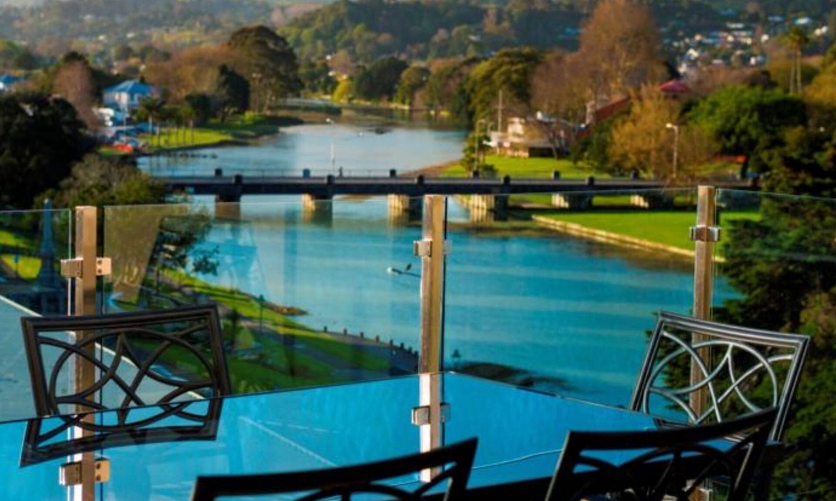 Gisborne Hotel | Emerald Hotel